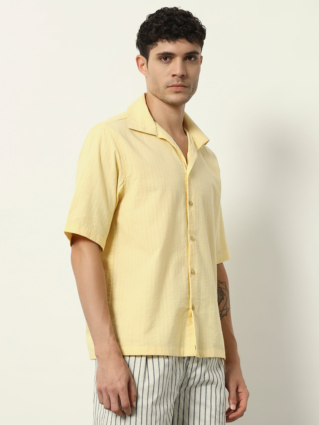 “Citrus Calm: Easygoing Yellow Shirt with a Relaxed Vibe”